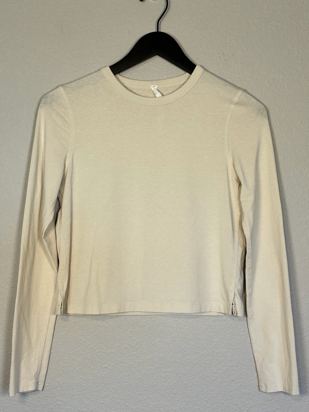 Lululemon Classic Fit Cotton Blend Long-Sleeve Cropped Shirt in Natural Ivory - Picture 6 of 10